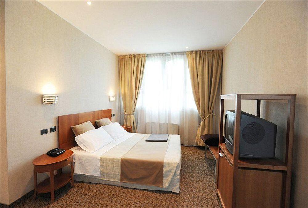 Hotel Cora Carate Brianza Buitenkant foto