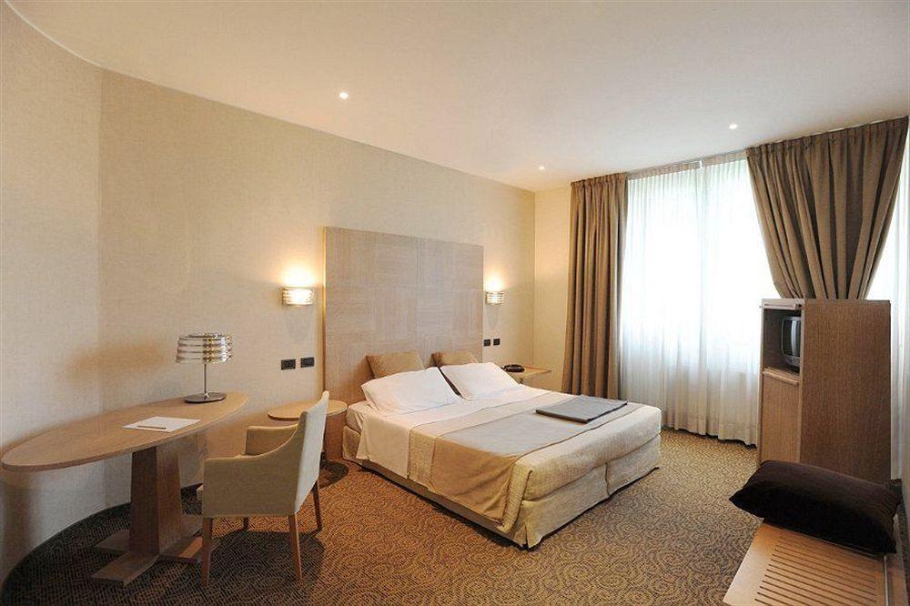 Hotel Cora Carate Brianza Buitenkant foto